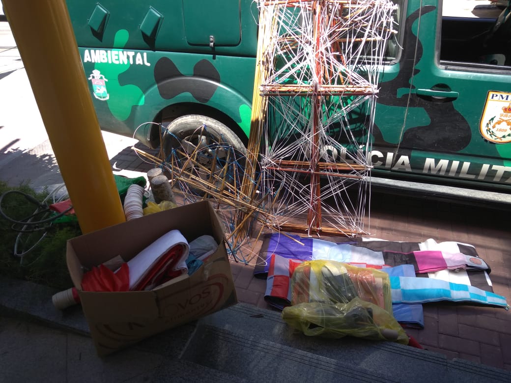 Denúncia do Linha Verde leva polícia ambiental a apreender balões e materiais para confecção em Maricá